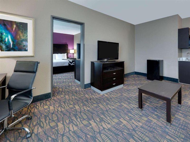 La Quinta By Wyndham Jourdanton - Pleasanton Hotel Exterior photo