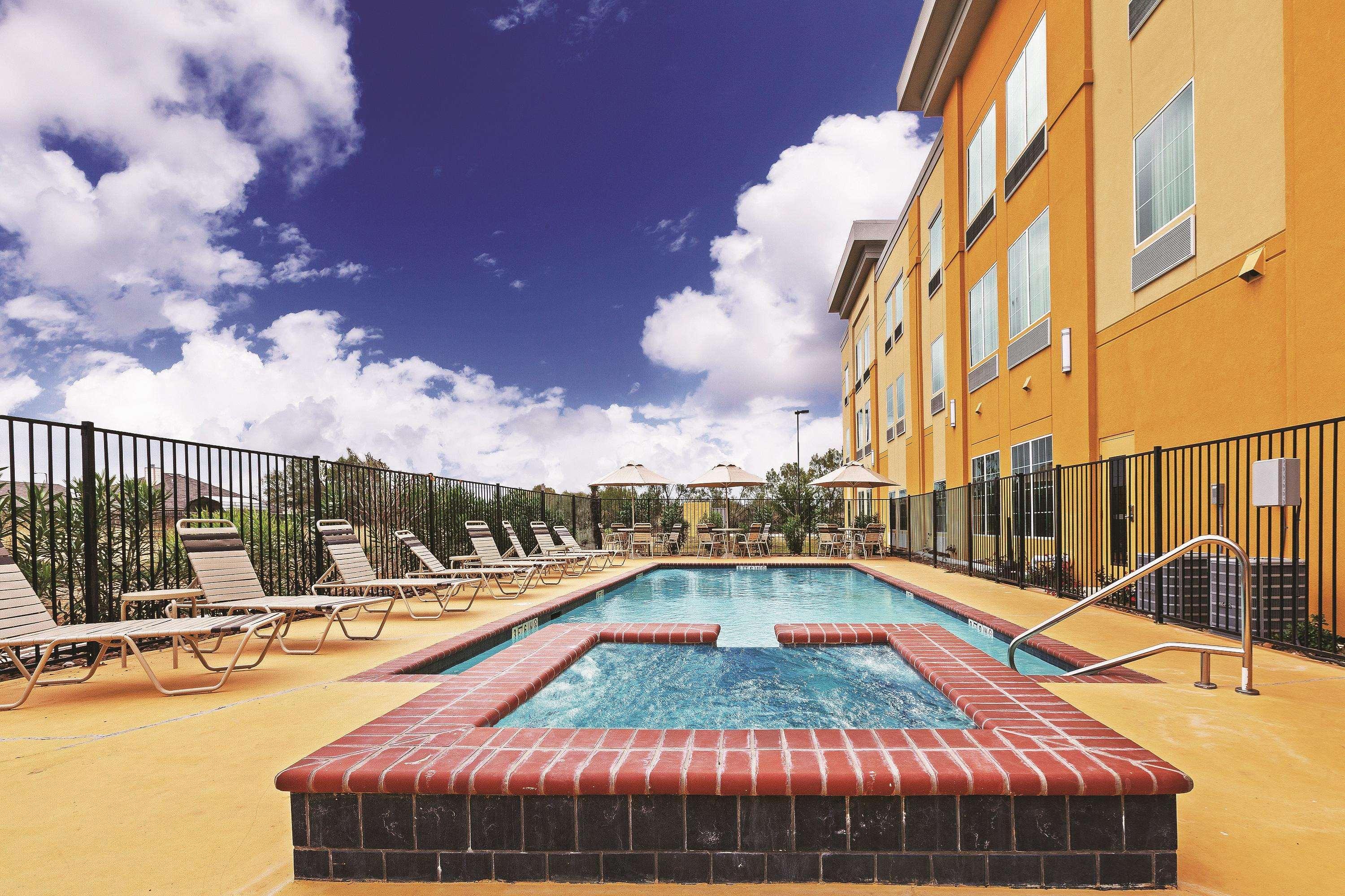 La Quinta By Wyndham Jourdanton - Pleasanton Hotel Exterior photo